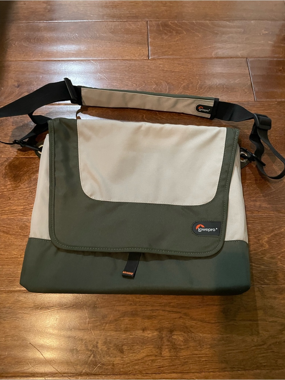Like new Lowepro Slim Factor M laptop messenger